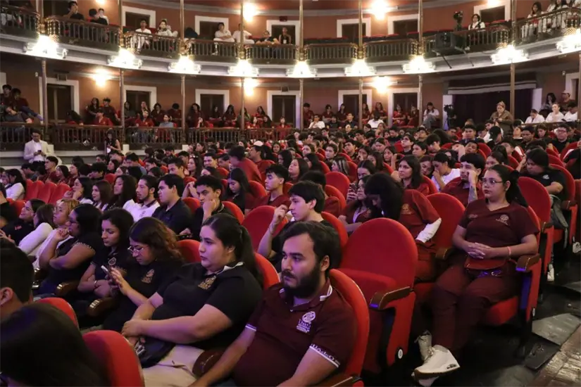 Asistentes de diferentes instituciones del país intercambian ideas sobre el papel de la radio universitaria en la actualidad.