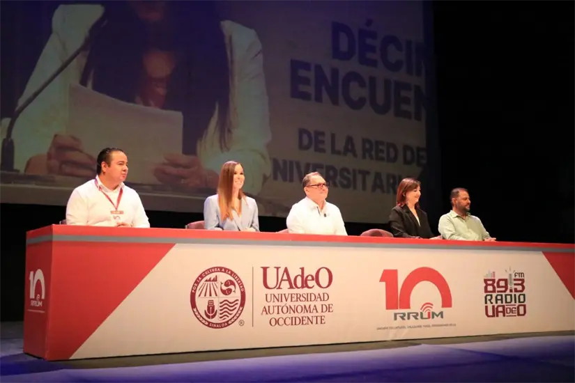 Autoridades estatales, municipales y universitarias durante la apertura del encuentro nacional de radios universitarias.