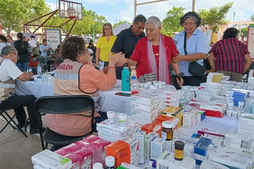 Más de una decena de servicios gratuitos fueron ofrecidos por el DIF Sinaloa durante la Brigada del Bienestar, incluyendo atención médica, trámites del Registro Civil, entrega de apoyos funcionales y vacunación.