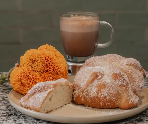 Hecha 100% de masa madre, la panadería Masa Madre tiene una variedad de pan de muerto. Foto: Cortesía.