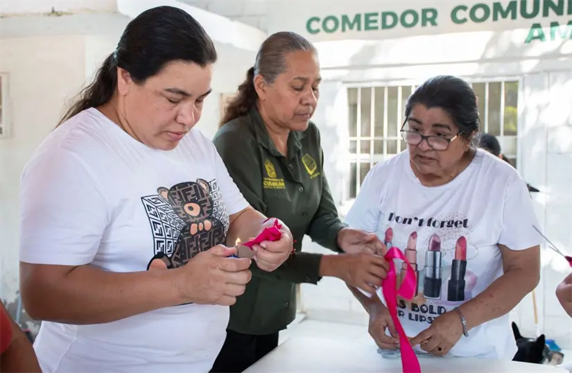 Culiacán: taller de flores eternas impartido por la maestra Virginia Ríos fomenta la integración y creatividad en La Amistad. Foto: Ayuntamiento de Culiacán