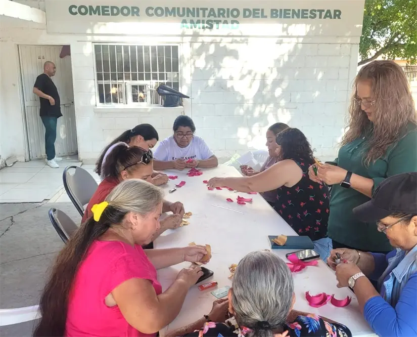 Vecinas de La Amistad crean lazos y esperanza con taller de flores eternas. Foto: Cortesía/TBN
