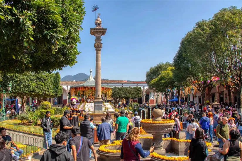 La Plaza Vasco de Quiroga se convierte en el corazón de las celebraciones de Día de Muertos. Foto: Cortesía.