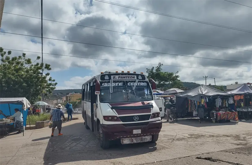 Camión de la ruta Zapata-Panteón te deja en el tianguis Laureles Pinos que se instala todos los jueves. Foto: Juan Madrigal