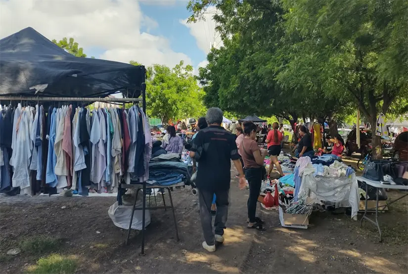 Comerciantes del tianguis Laureles Pinos se mantienen firmes pese a la difícil situación que se vive en Culiacán. Foto: Juan Madrigal