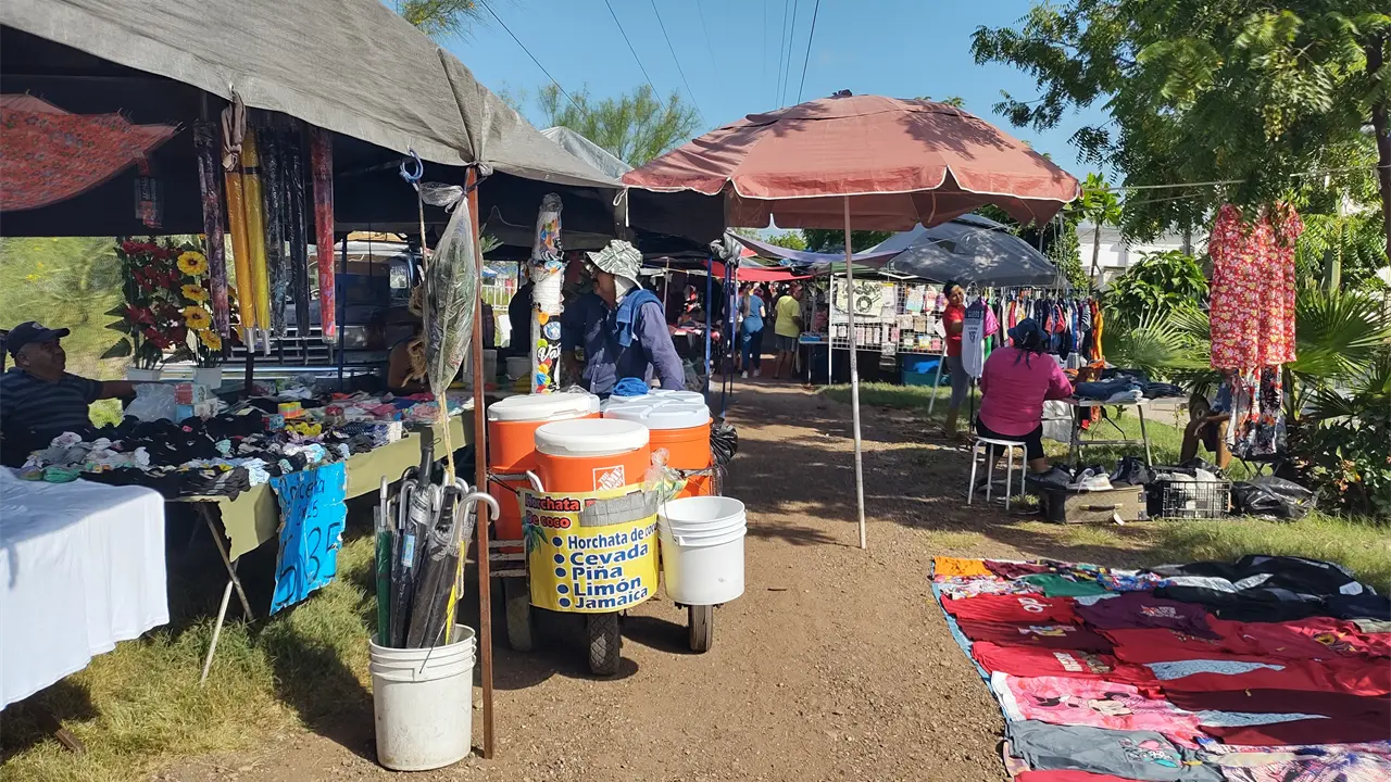 En Culiacán, los jueves se viven entre ofertas, frescura y tradición en el tianguis Laureles Pinos. Foto: Juan Madrigal