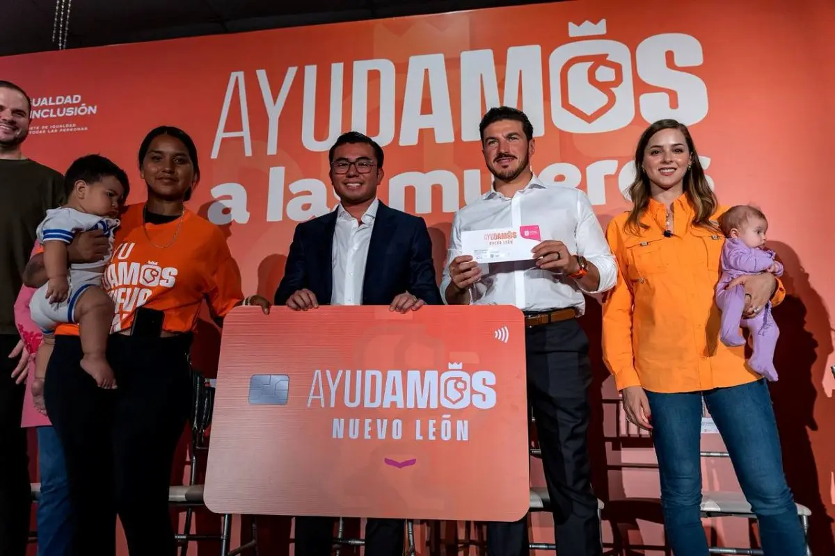Entrega de tarjetas en Juárez del programa Ayudamos a las Mujeres. Foto: Cortesía