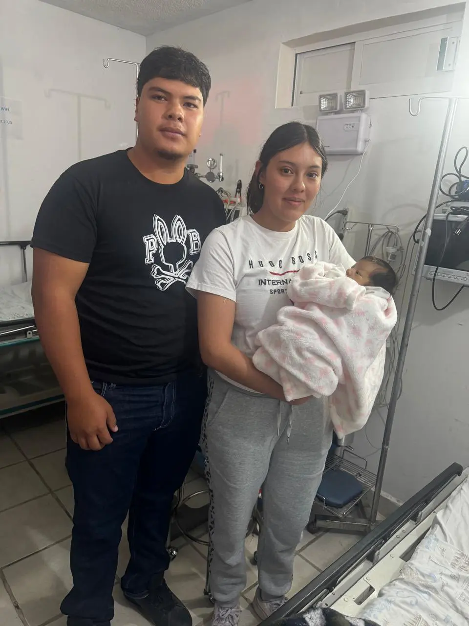 La bebé ya se encuentra con sus padres.