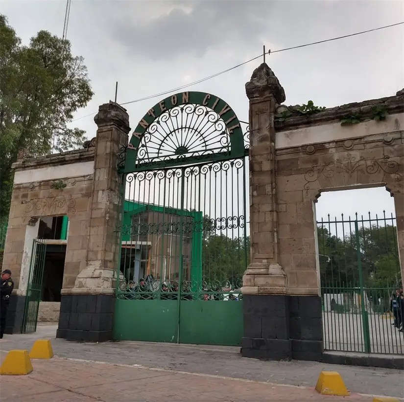 Antigua puerta principal del Panteón Civil de Dolores. Foto: Wikipedia