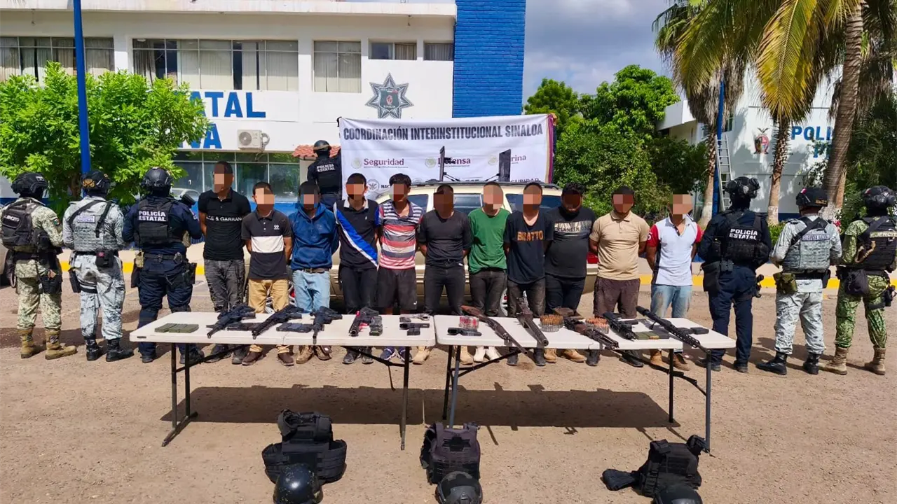 Las autoridades estatales y federales reforzaron la seguridad en Navolato tras un exitoso operativo que dejó 11 detenidos y varias armas decomisadas.