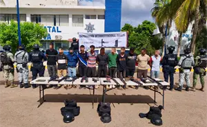 Detienen a 11 hombres armados en Navolato; aseguran vehículos y arsenal tras denuncia ciudadana