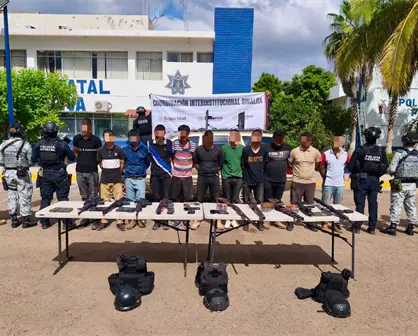 Detienen a 11 hombres armados en Navolato; aseguran vehículos y arsenal tras denuncia ciudadana