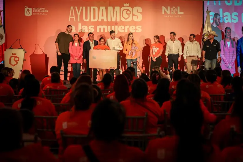 Durante la entrega de tarjetas de Ayudamos a las Mujeres en Juárez, Nuevo León. Foto: Cortesía