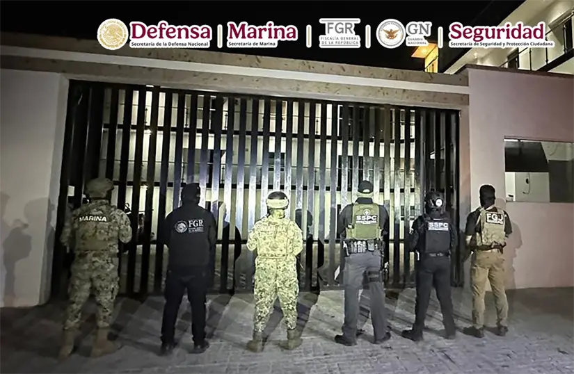 Durante tres cateos simultáneos en Matamoros, fueron detenidos cuatro presuntos delincuentes y asegurados más de 20 mil dólares, armas y equipo tecnológico.