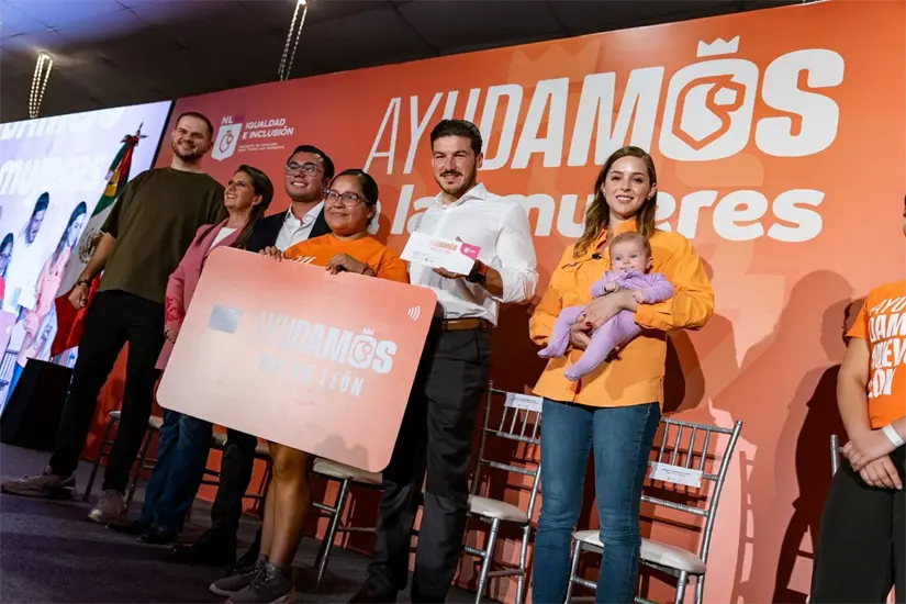 Entrega de tarjetas del programa Ayudamos a las Mujeres en Juárez, Nuevo León. Foto: Cortesía