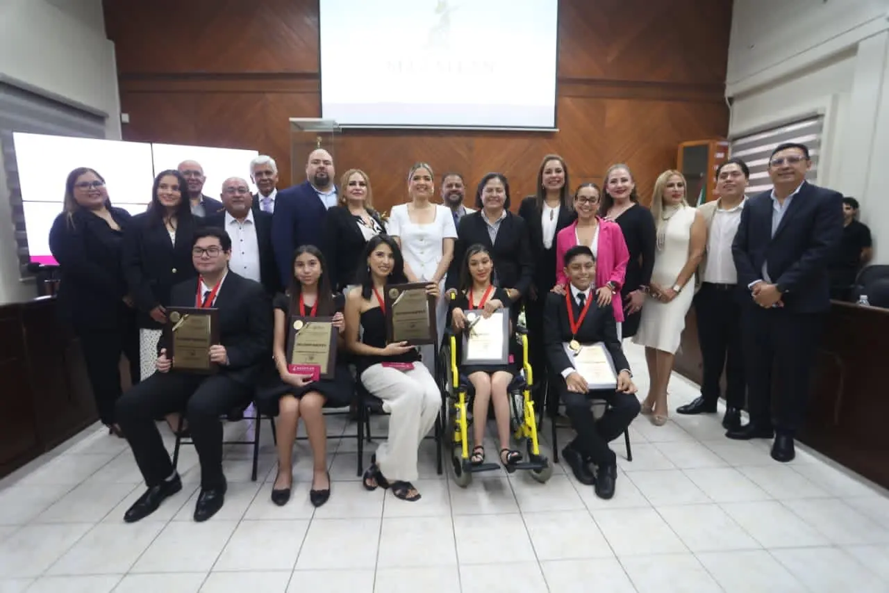 Jóvenes mazatlecos galardonados con el Premio al Mérito Juvenil 2025