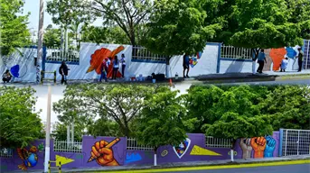 Jóvenes llenan de color la Escuela Normal de Sinaloa, donde educación y talento se unen en el mural “Arte que transforma”