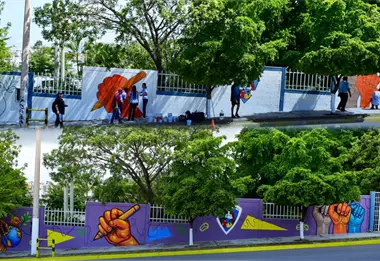 Jóvenes llenan de color la Escuela Normal de Sinaloa, donde educación y talento se unen en el mural "Arte que transforma"