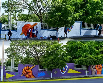 Jóvenes llenan de color la Escuela Normal de Sinaloa, donde educación y talento se unen en el mural "Arte que transforma"