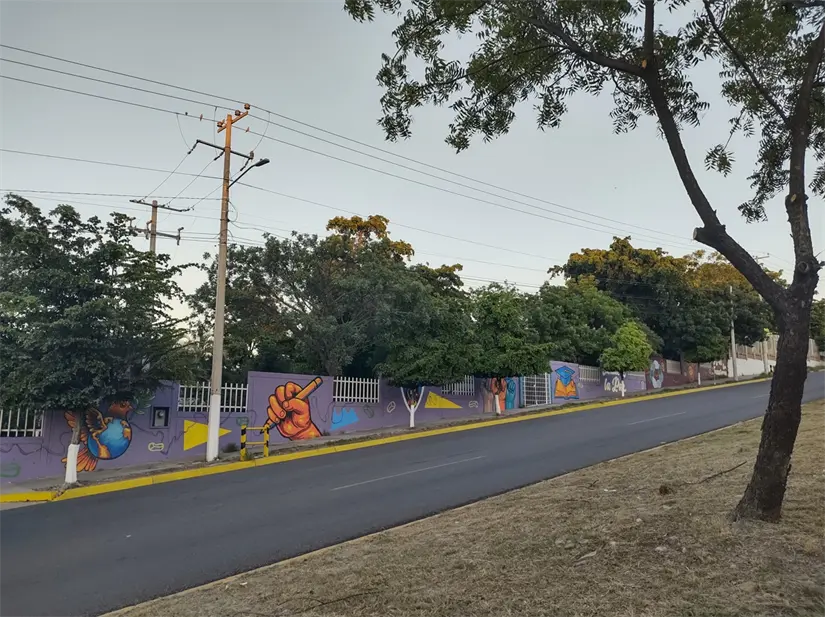 Cuando el arte educa: jóvenes pintan un mural por la paz en la Escuela Normal de Sinaloa. Foto: Juan Madrigal