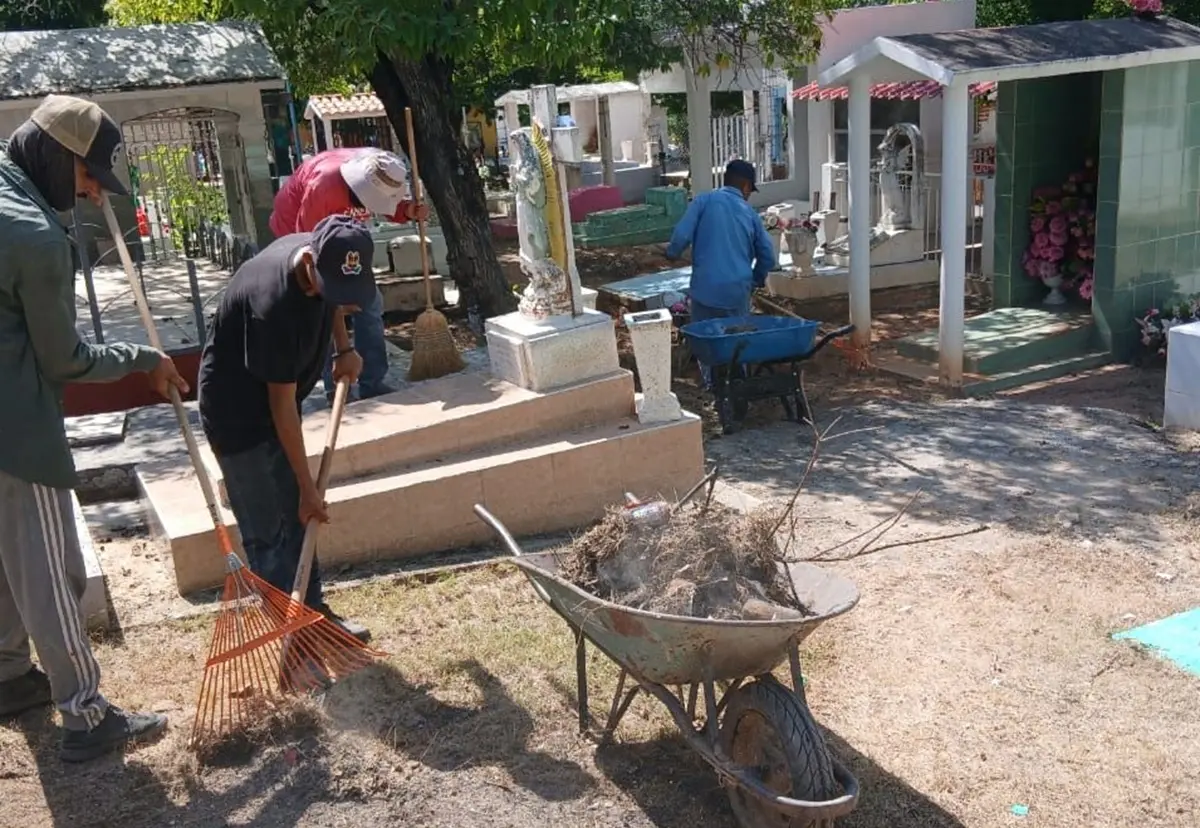 El panteón de la cabecera municipal ya se encuentra listo y los trabajos continúan en Estación Dimas, Piaxtla de Arriba y Coyotitán, informó el encargado de Aseo y Limpia, Davis Bastidas.