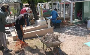 San Ignacio alista sus panteones para recibir a las familias en el Día de Muertos