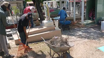 San Ignacio alista sus panteones para recibir a las familias en el Día de Muertos
