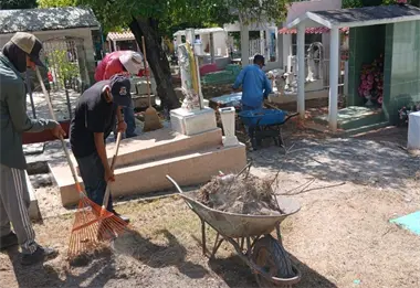 San Ignacio alista sus panteones para recibir a las familias en el Día de Muertos