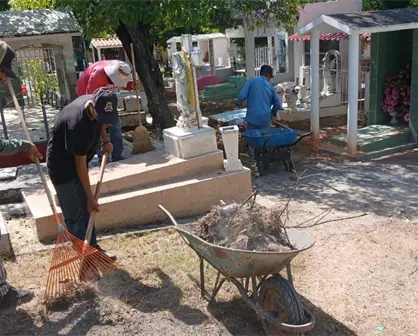 San Ignacio alista sus panteones para recibir a las familias en el Día de Muertos