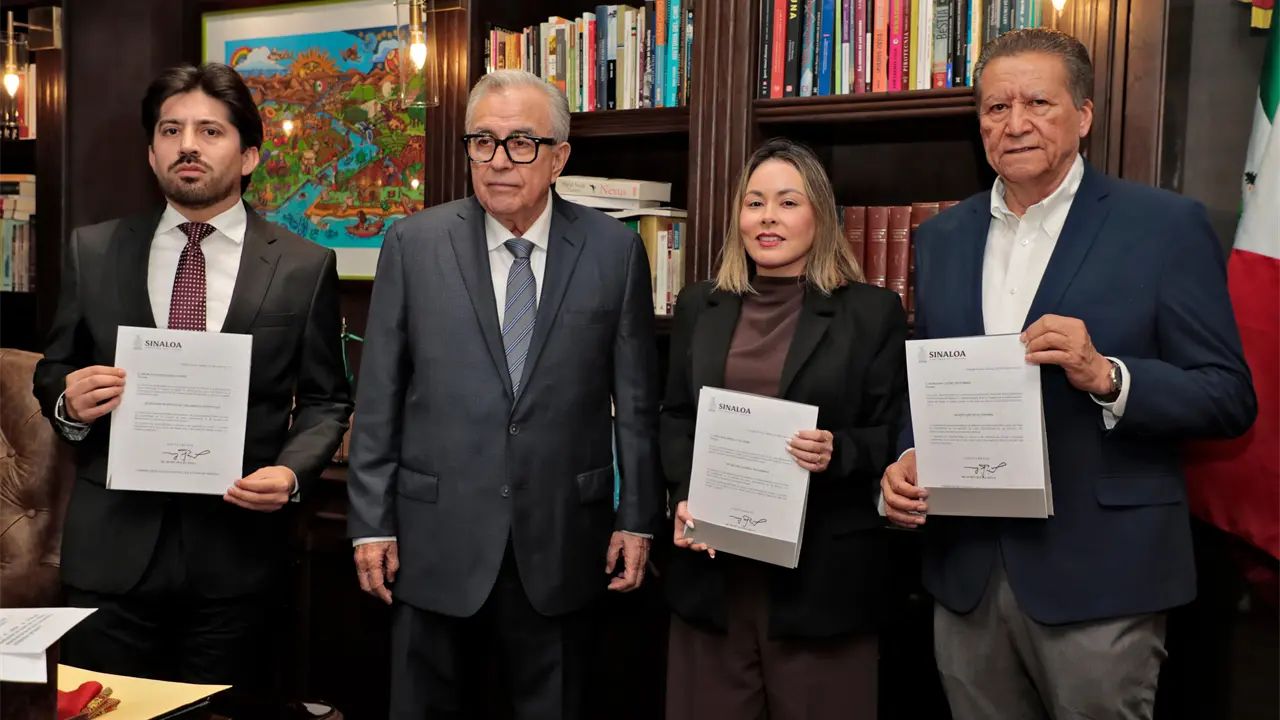 En un acto realizado en Culiacán, Rocha Moya tomó protesta a tres nuevos secretarios que se integran a su equipo de trabajo para reforzar las áreas de Gobierno, Economía y Bienestar.