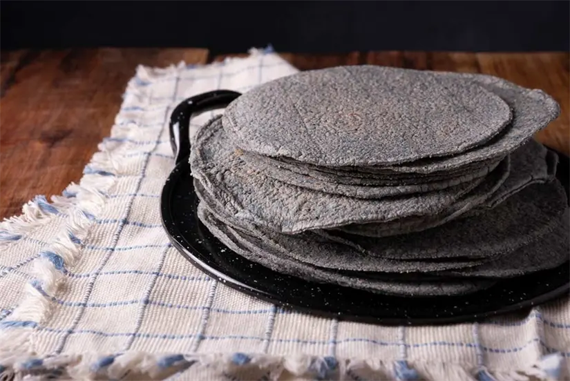 Las tortillas de maíz negro brindan más beneficios a la salud que las de maíz amarillo. Foto: Cortesía