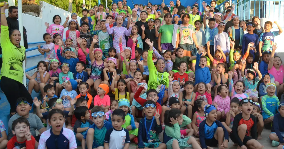 Niños y niñas celebran con entusiasmo el cierre de la temporada 2025 en la Escuela de Natación del Parque Culiacán 87