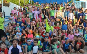 Niños y niñas celebran con entusiasmo el cierre de la temporada 2025 en la Escuela de Natación del Parque Culiacán 87