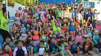 Niños y niñas celebran con entusiasmo el cierre de la temporada 2025 en la Escuela de Natación del Parque Culiacán 87