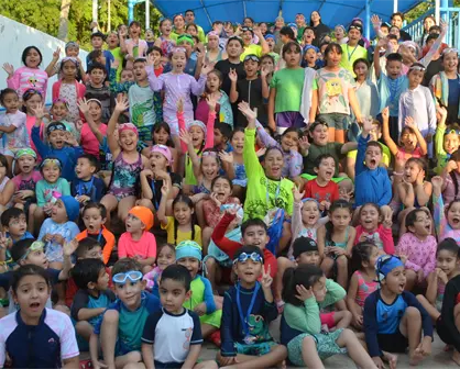 Niños y niñas celebran con entusiasmo el cierre de la temporada 2025 en la Escuela de Natación del Parque Culiacán 87