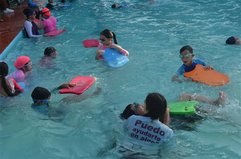 Con entusiasmo y orgullo, pequeños nadadores mostraron todo lo aprendido durante la temporada 2025 en el Parque Culiacán 87. Foto: Juan Madrigal