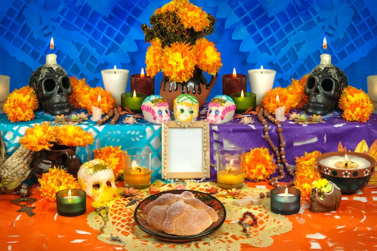 El altar de muertos con las tradicionales ofrendas no pueden faltar en un día tan significativo en las tradiciones de los mexicanos.