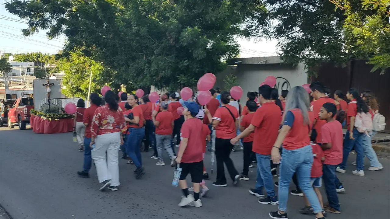 Entre plegarias y abrazos, los fieles reafirmaron su deseo de vivir en paz, de acompañarse en los momentos difíciles y de seguir construyendo un Culiacán más solidario y fraterno. Foto: Juan Madrigal