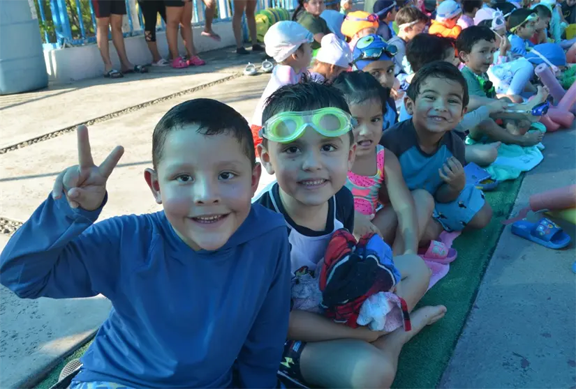 Niños y niñas muestran con gran entusiasmo su talento en la clausura de natación 2025 del Parque Culiacán 87. Foto: Juan Madrigal