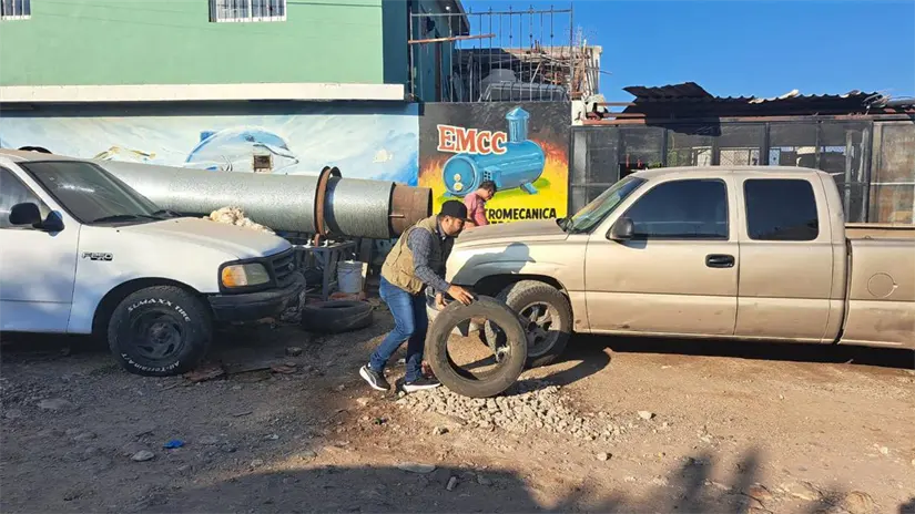 Ayuntamiento de Culiacán realiza jornada de descacharrización en la colonia Domingo Rubí para combatir el dengue, zika y chikungunya. Foto: Ayuntamiento de Culiacán