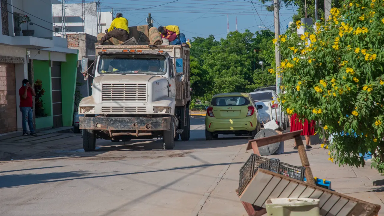 Jornada de descacharrización en la colonia Amistad en Culiacán une a vecinos y autoridades en la lucha contra el dengue. Foto: Ayuntamiento de Culiacán