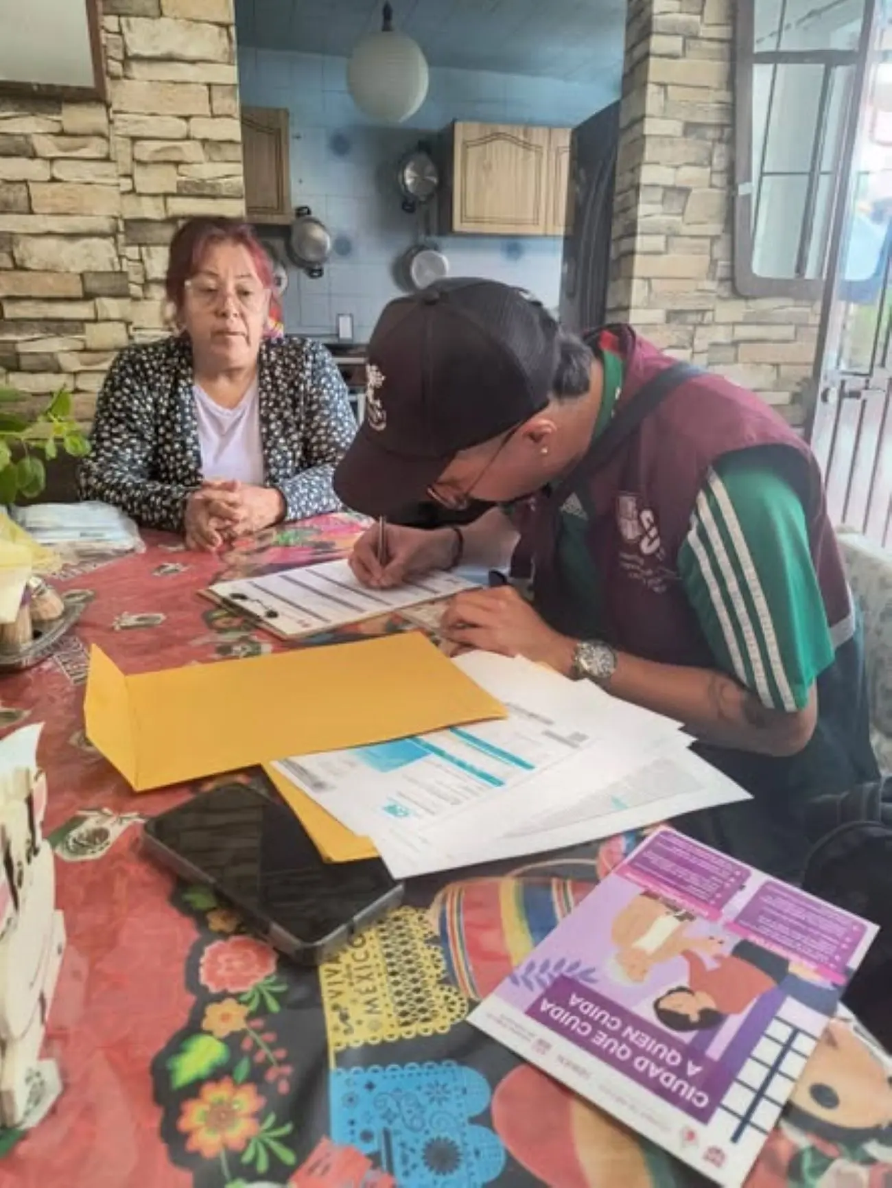 Beneficios de Ciudad que Cuida a quien Cuida en CDMX. Foto: Cortesóa