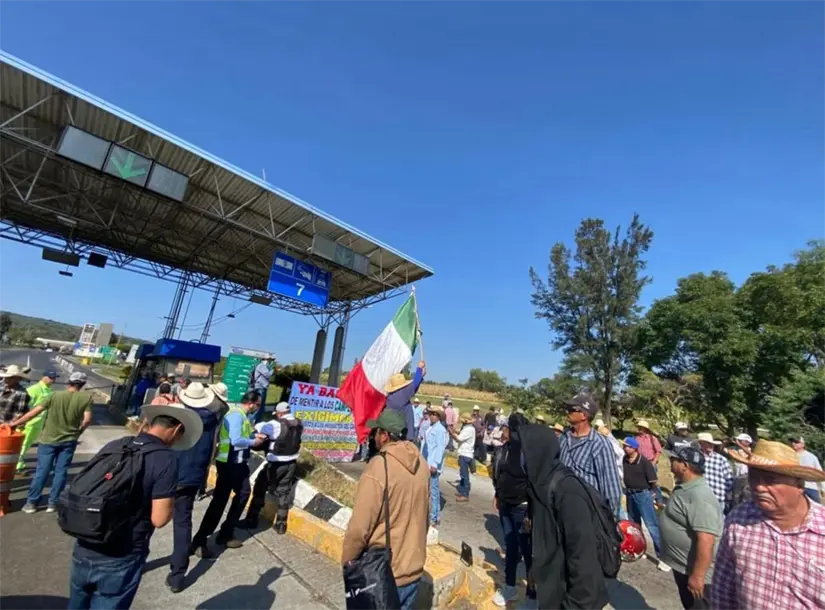 Bloqueos en Michoacán agricultores se suman al paro nacional este 27 de octubre