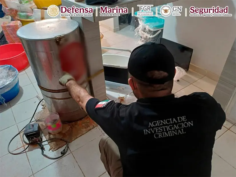 FGR desmantela narcolaboratorio en Culiacán aseguran metanfetamina y equipo químico