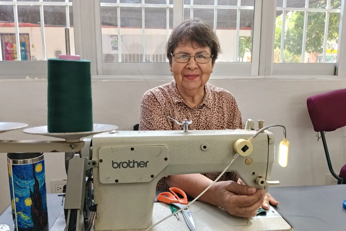 Lupita Buelna, de 69 años, halló en la costura y el bordado una forma de vivir con alegría en Culiacán