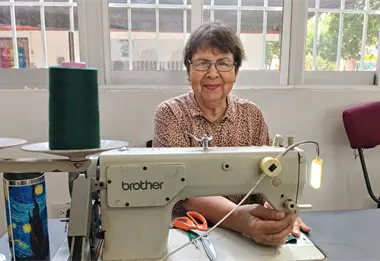 Lupita Buelna, de 69 años, halló en la costura y el bordado una forma de vivir con alegría en Culiacán