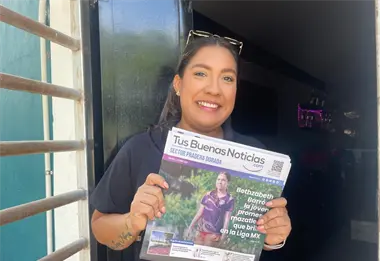 Se entrega primera edición del nuevo periódico Tus Buenas Noticias al Sector Pradera Dorada de Mazatlán