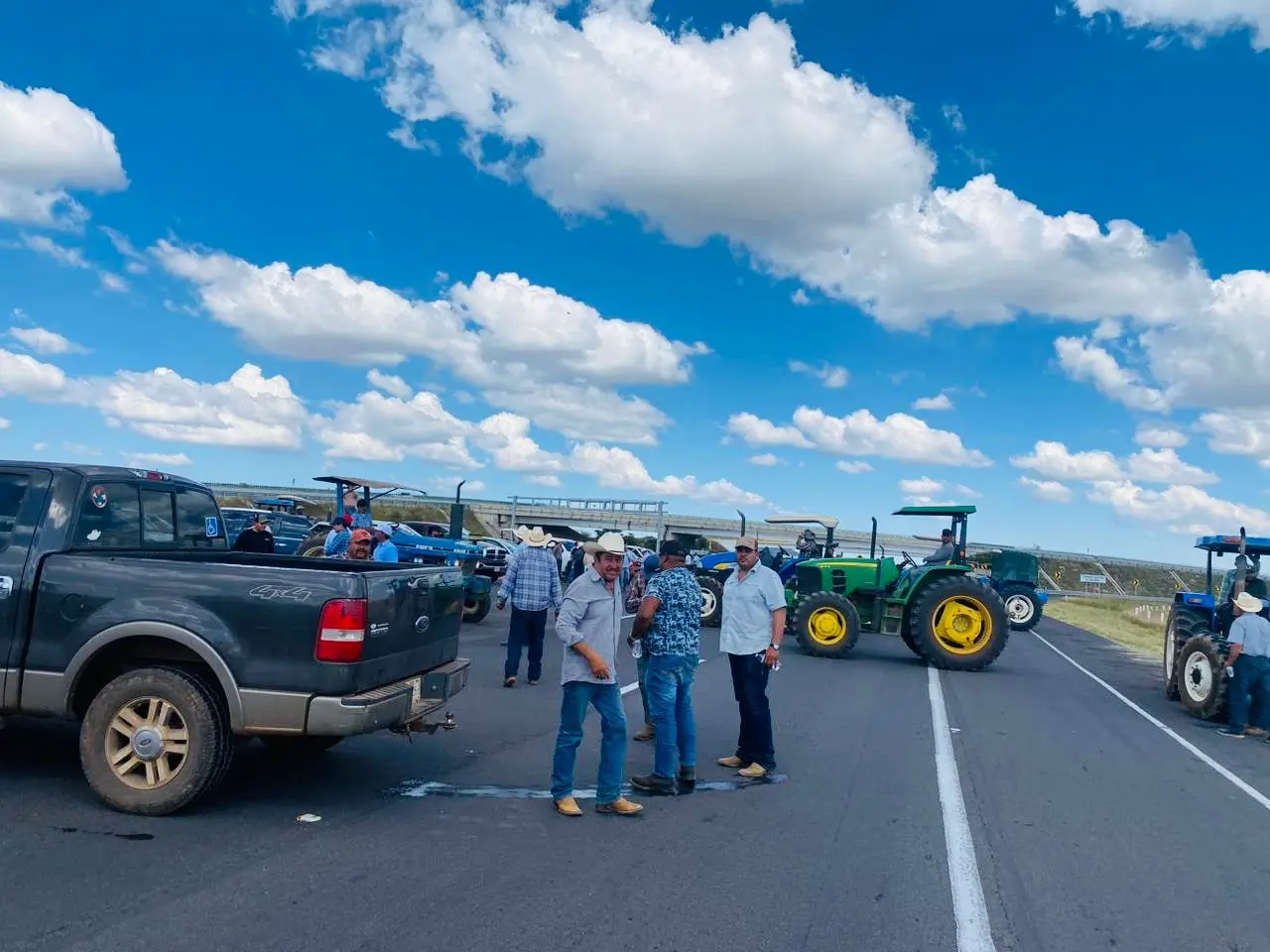 El paro nacional agrícola podría provocar bloqueos en 17 estados; autoridades piden a los conductores extremar precauciones.