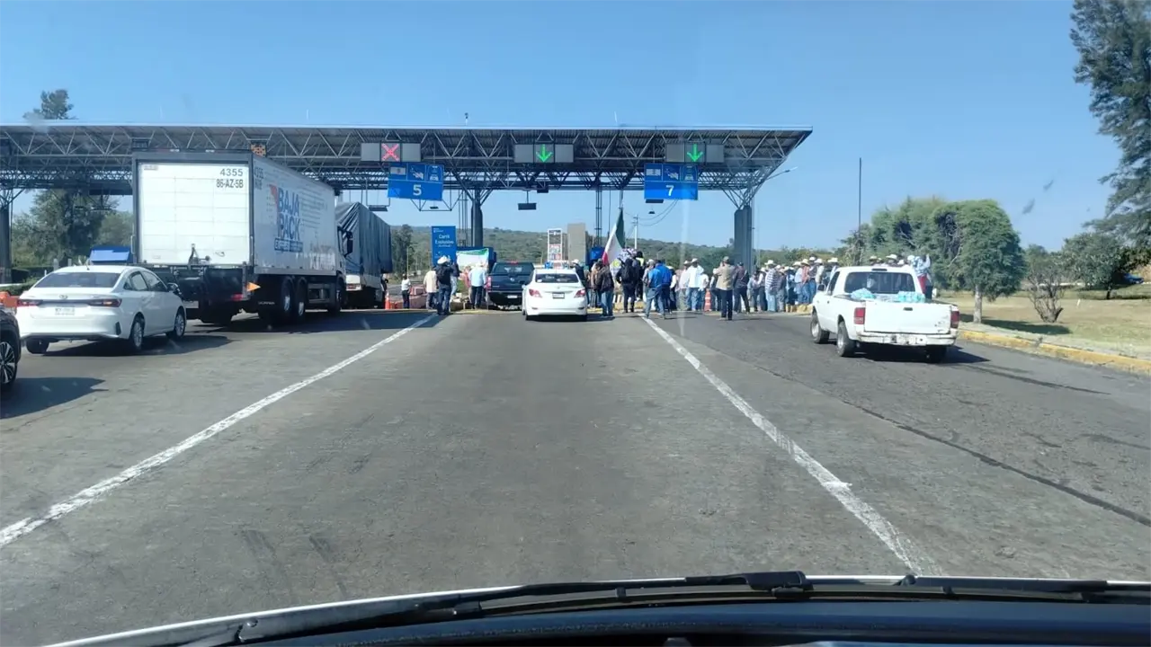 Anuncian bloqueos en carreteras de Michoacán por paro de agricultores.