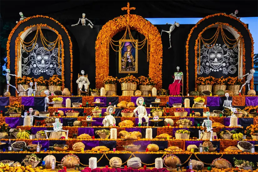 Conoce qué día debes poner el altar de muertos. Foto: KAYAK.